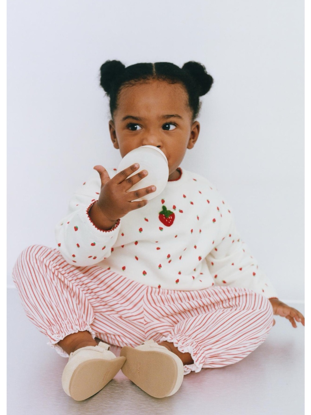 ZARA STRAWBERRY PRINT SWEATSHIRT